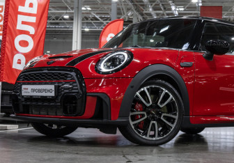 Подержанный автомобиль MINI Hatch 2021 года (2 фото)