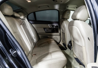 Подержанный автомобиль Jaguar XF Sedan 2011 года (20 фото)