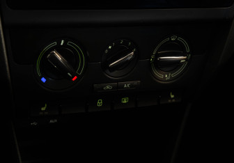 Подержанный автомобиль Skoda Rapid Liftback 2017 года (13 фото)