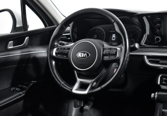Подержанный автомобиль Kia K5 2020 года (15 фото)