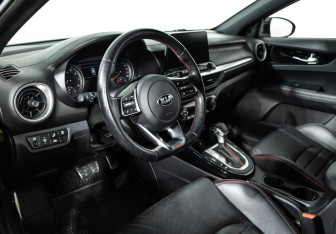 Подержанный автомобиль Kia K3 Hatchback 2019 года (11 фото)