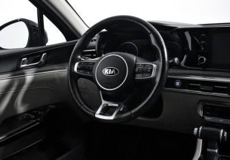 Подержанный автомобиль Kia K5 2021 года (16 фото)