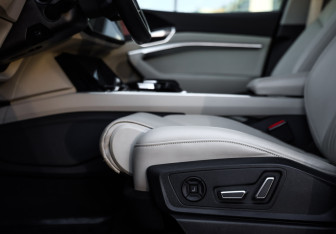 Подержанный автомобиль Audi e-tron 2021 года (30 фото)