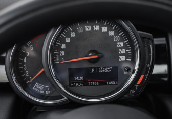 Подержанный автомобиль MINI Hatch 2020 года (17 фото)