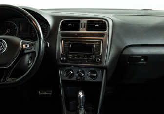 Подержанный автомобиль Volkswagen Polo Sedan 2017 года (14 фото)