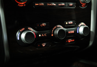 Подержанный автомобиль Nissan Pathfinder 2015 года (20 фото)