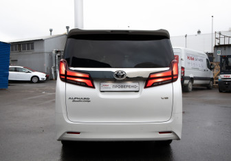 Подержанный автомобиль Toyota Alphard 2019 года (7 фото)