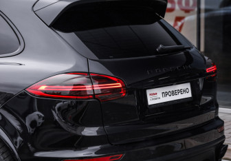 Подержанный автомобиль Porsche Cayenne 2016 года (12 фото)