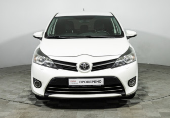 Подержанный автомобиль Toyota Verso 2013 года (2 фото)