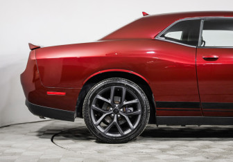 Подержанный автомобиль Dodge Challenger 2019 года (10 фото)