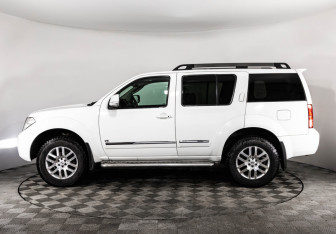 Подержанный автомобиль Nissan Pathfinder 2010 года (8 фото)