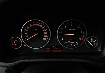 Подержанный автомобиль BMW X3 2015 года (12 фото)