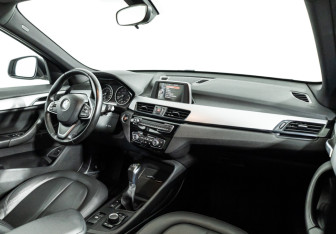 Подержанный автомобиль BMW X1 2015 года (9 фото)
