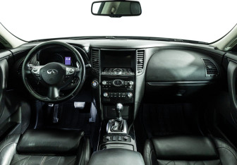 Подержанный автомобиль Infiniti FX 2012 года (14 фото)