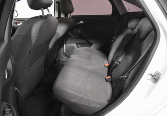 Подержанный автомобиль Ford Focus Sedan 2012 года (11 фото)