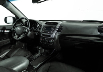 Подержанный автомобиль Kia Sorento 2017 года (9 фото)