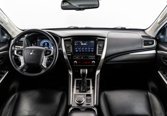 Подержанный автомобиль Mitsubishi Pajero Sport 2021 года (10 фото)