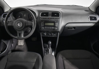 Подержанный автомобиль Volkswagen Polo Sedan 2012 года (13 фото)