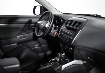 Подержанный автомобиль Mitsubishi ASX 2012 года (13 фото)