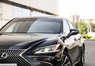Подержанный автомобиль Lexus ES 2019 года (2 фото)