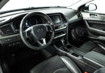 Подержанный автомобиль Hyundai Sonata 2018 года (11 фото)