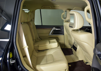 Подержанный автомобиль Toyota Land Cruiser Suv 2015 года (21 фото)