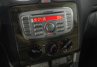 Подержанный автомобиль Ford Focus Hatchback 2008 года (13 фото)