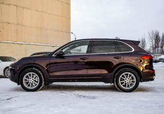 Подержанный автомобиль Porsche Cayenne 2015 года (10 фото)