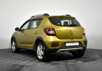 Подержанный автомобиль Renault Sandero 2018 года (7 фото)