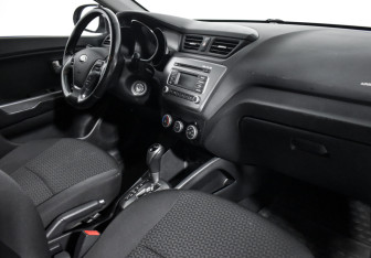 Подержанный автомобиль Kia Rio Sedan 2017 года (13 фото)