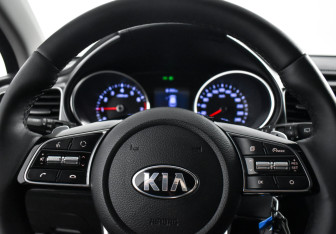 Подержанный автомобиль Kia Ceed Wagon 2019 года (16 фото)