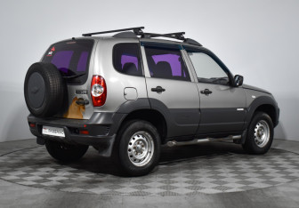 Подержанный автомобиль Chevrolet Niva 2011 года (5 фото)