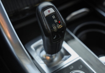 Подержанный автомобиль Land Rover Range Rover Sport 2015 года (22 фото)