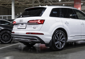 Подержанный автомобиль Audi Q7 2021 года (8 фото)
