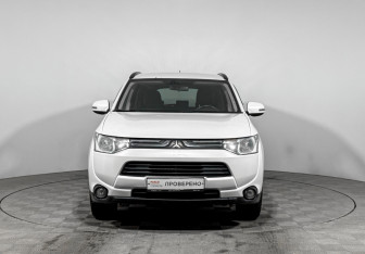 Подержанный автомобиль Mitsubishi Outlander 2013 года (2 фото)
