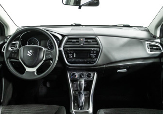 Подержанный автомобиль Suzuki SX4 Hatchback 2016 года (13 фото)