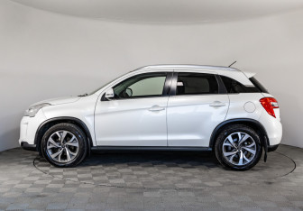 Подержанный автомобиль Citroen C4 Aircross 2014 года (8 фото)