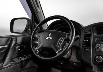 Подержанный автомобиль Mitsubishi Pajero 2011 года (17 фото)