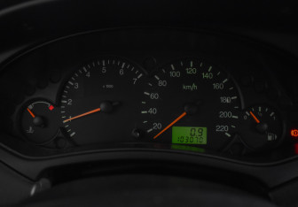 Подержанный автомобиль Ford Focus Sedan 2004 года (17 фото)