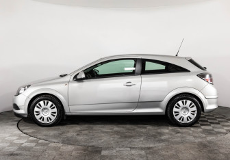 Подержанный автомобиль Opel Astra Hatchback 2010 года (8 фото)