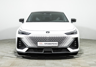 Подержанный автомобиль Changan UNI-V 2023 года (2 фото)