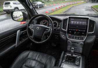 Подержанный автомобиль Toyota Land Cruiser Suv 2020 года (12 фото)
