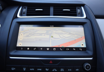 Подержанный автомобиль Jaguar E-Pace 2019 года (16 фото)