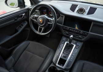 Подержанный автомобиль Porsche Macan 2020 года (10 фото)