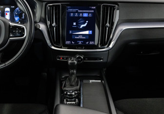 Подержанный автомобиль Volvo V60 Cross Country 2020 года (17 фото)