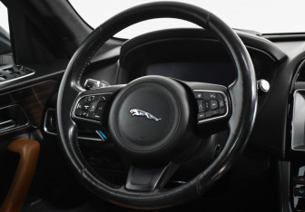 Подержанный автомобиль Jaguar F-Pace 2016 года (15 фото)
