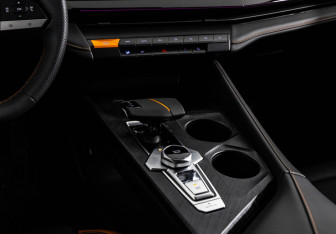 Подержанный автомобиль Changan UNI-V 2023 года (17 фото)