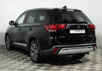Подержанный автомобиль Mitsubishi Outlander 2019 года (7 фото)