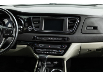 Подержанный автомобиль Kia Carnival 2019 года (14 фото)