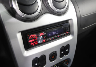 Подержанный автомобиль Renault Sandero 2014 года (14 фото)